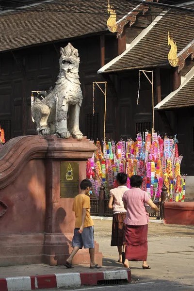 Songkran festival, budista ir para a cerimônia tradicional i — Fotografia de Stock