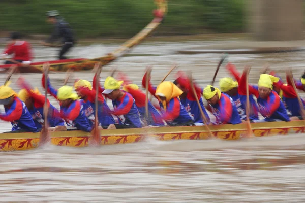 Equipe de barco ativamente na corrida Naan Boat — Fotografia de Stock