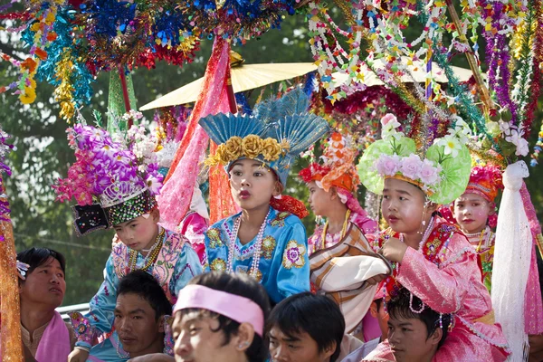 Poi sang langes Fest, eine Zeremonie von Jungen wird zum Neuling — Stockfoto