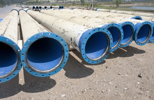 Tubo de metal para el suministro de agua ciudad — Foto de Stock