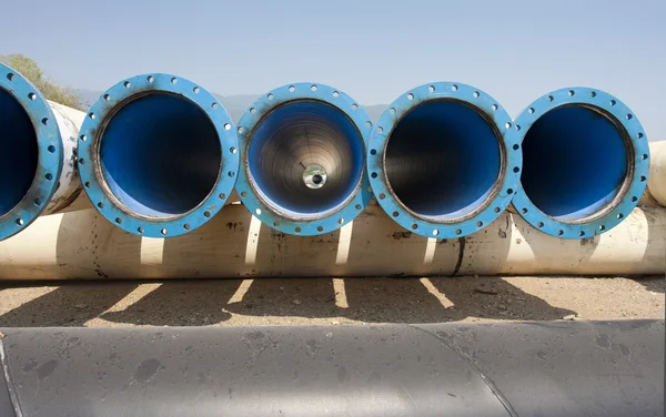 Металлические трубы для водоснабжения города — стоковое фото