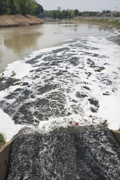 Watervervuiling in de rivier — Stockfoto