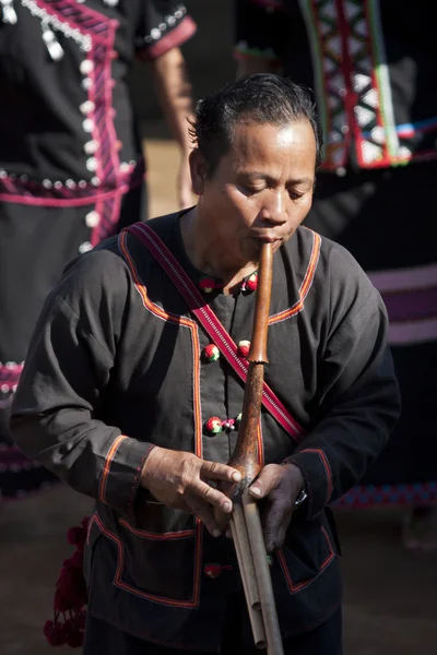 Lahu toca el instrumento musical tradicional —  Fotos de Stock