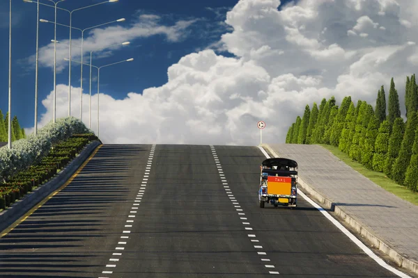 Tuk-tuk on nice road — Stock Photo, Image