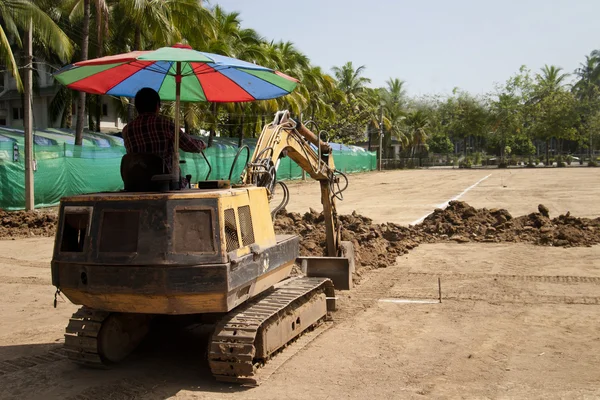 Pequeña excavadora para el trabajo de tubería de agua laica — Foto de Stock