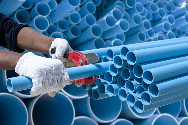Worker cut pvc pipe — Stock Photo, Image