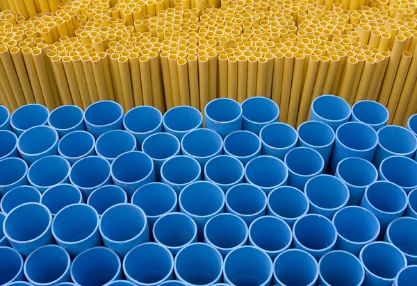 Tubos de pvc amarelo e azul — Fotografia de Stock