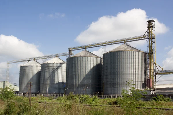 Vier Silos aus Silber — Stockfoto