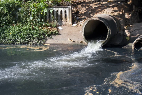 Schmutziger Abfluss, Wasserverschmutzung im Fluss — Stockfoto