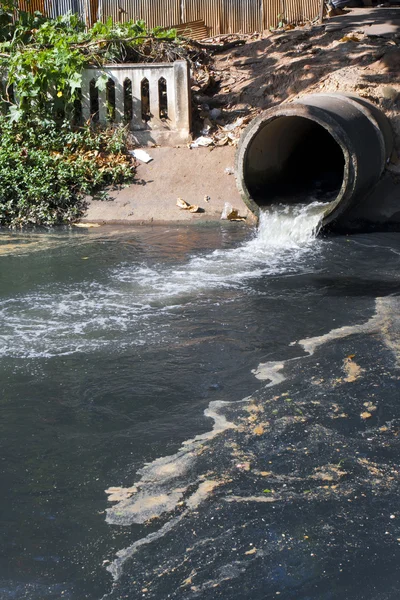 Drenaje sucio, Contaminación del agua en el río —  Fotos de Stock