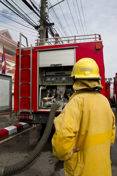 Bombeiro com caminhão de bombeiros — Fotografia de Stock