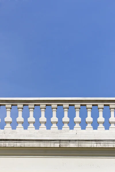 Balustrada biały z filarem na tle nieba — Zdjęcie stockowe