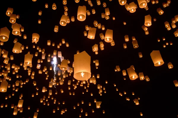 Flutuante asiático lanternas — Fotografia de Stock