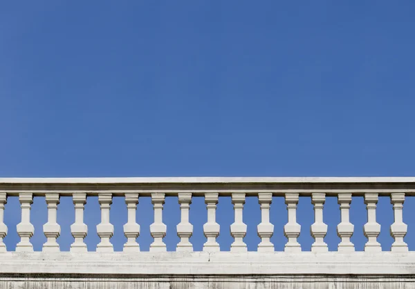 Balustrada biały z filarem na tle nieba — Zdjęcie stockowe