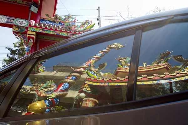 Reflection of Chinese temple in car window — Stock Photo, Image