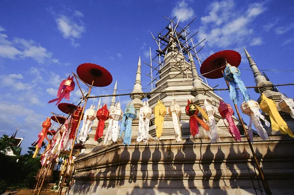 Asiatiska lyktor på pagod i templet — Stockfoto