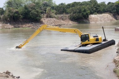 tarak makinası nehir taşkın koruma için çalışıyor