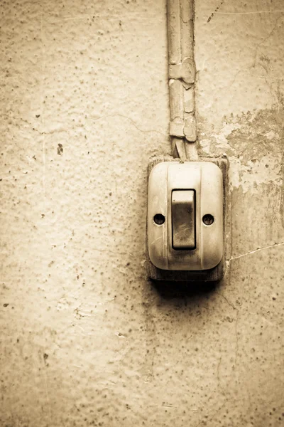 Interrupteur rétro sur mur blanc — Photo