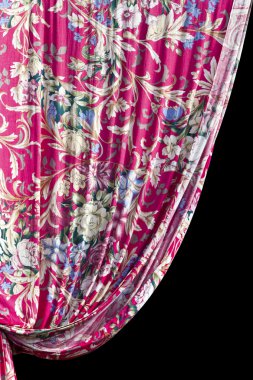 pencere kenarında eski perde