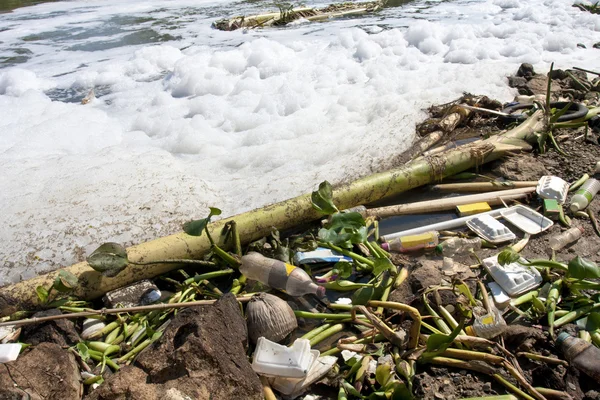 Contaminación del agua: basura vieja y contaminación en el río — Foto de Stock