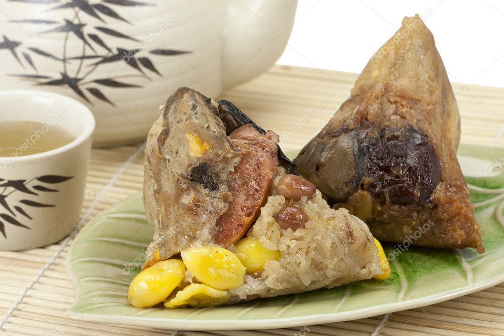Rice dumplings or zongzi with tea