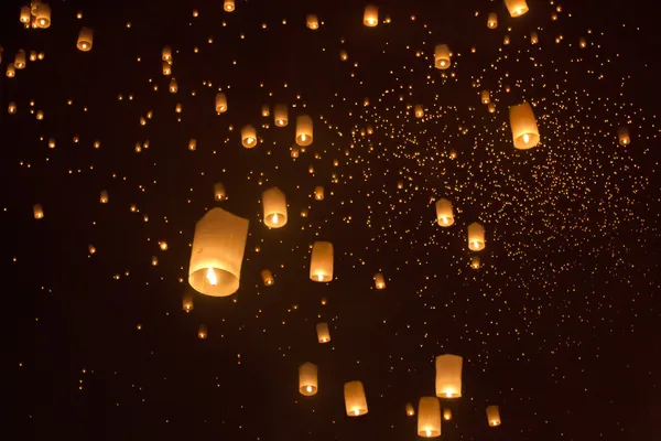 Lanternes asiatiques flottantes — Photo