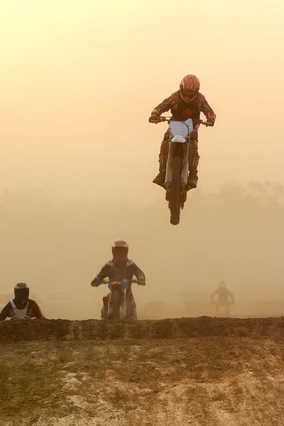 Salto de moto de motocross por do sol — Fotografia de Stock