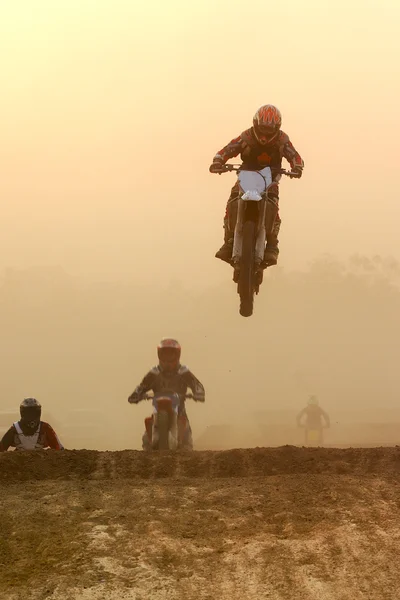 Motocross Bike Sprung in den Sonnenuntergang — Stockfoto