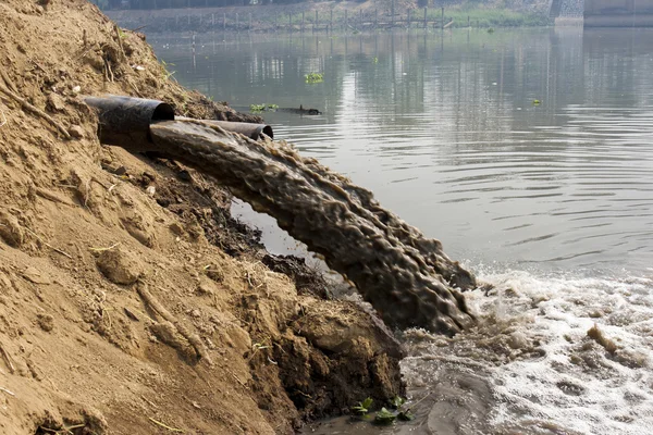 Contaminación del agua en el río —  Fotos de Stock