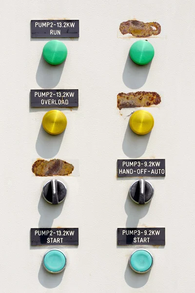 Panelu sterowania pompy do zarządzania instalacją. — Zdjęcie stockowe