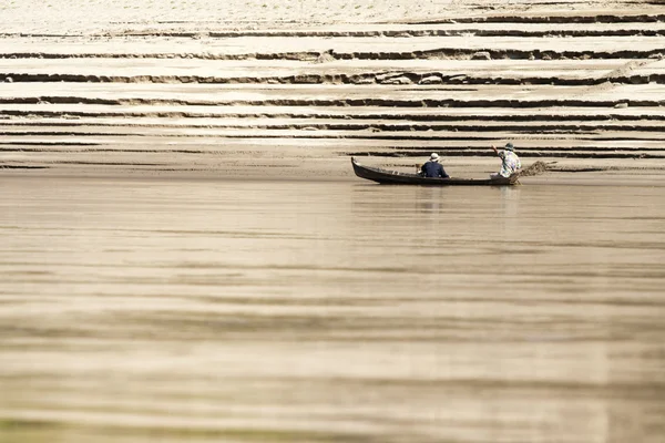 Loď v Salween å ™ EKY na hranicích Thajska a myanmar. — Stock fotografie