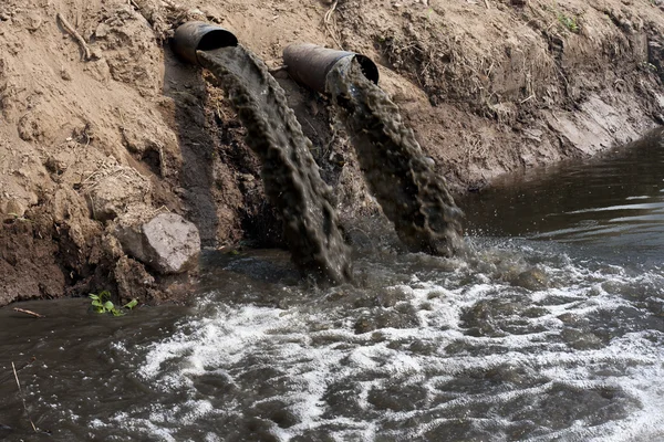 Wasserverschmutzung in Flüssen, weil Industriebetriebe Wasser nicht vor dem Abfluss behandeln — Stockfoto