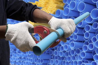 Şantiye PVC boru kesim işçisi