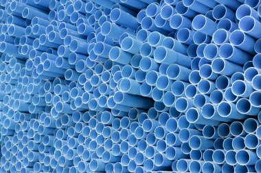 İnşaat alanında yığılmış PVC borular