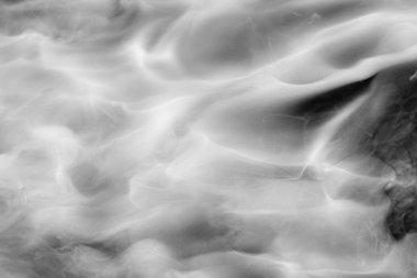 soyut beyaz su yüzeyine duman