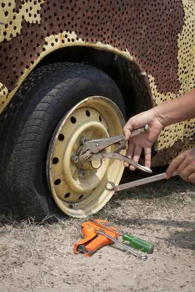 Repair flat tire — Stock Photo, Image