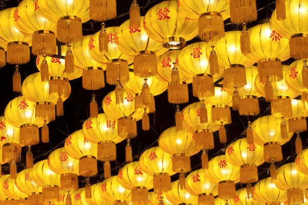 Золотые китайские фонари — стоковое фото