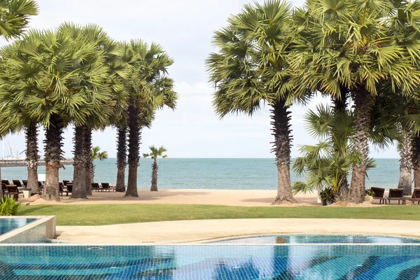 Swimming pool in beach resorts — Stock Photo, Image