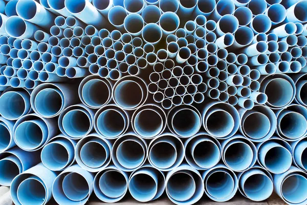 Tubos de PVC empilhados no canteiro de obras — Fotografia de Stock