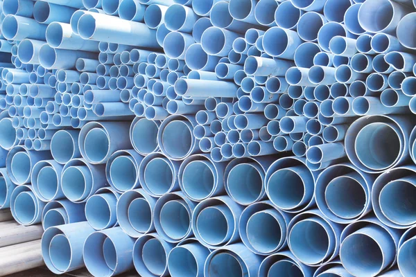 İnşaat alanında yığılmış PVC borular