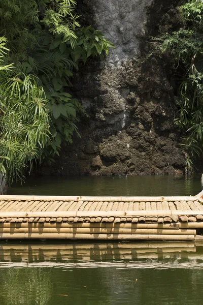 Bamboe brug in tuin — Stockfoto