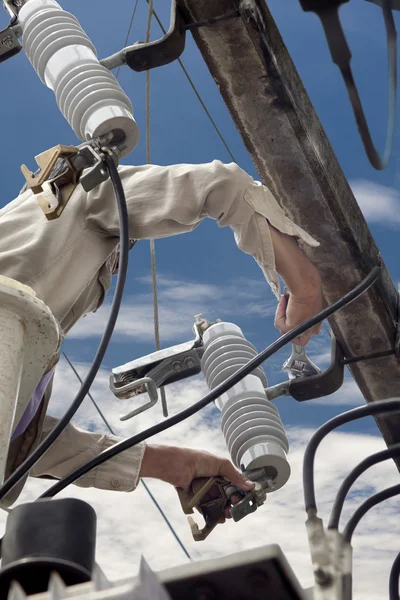 電気技師の高電圧変圧器の部分を修復します。 — ストック写真