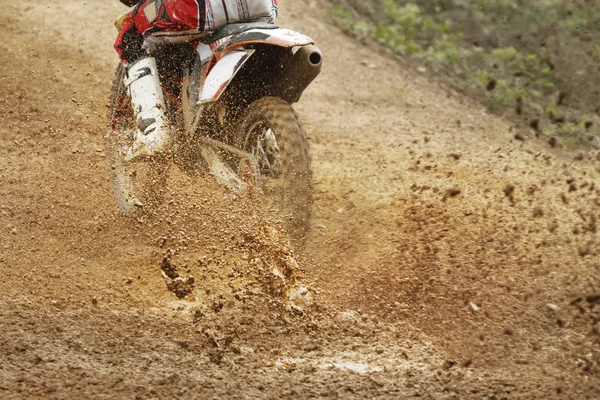 Motocross bicicleta aumentar a velocidade na pista — Fotografia de Stock