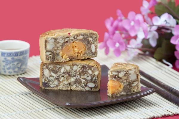 Mooncake dilim, yumurta sarısı, fındık, badem ve krema ile iç — Stok fotoğraf