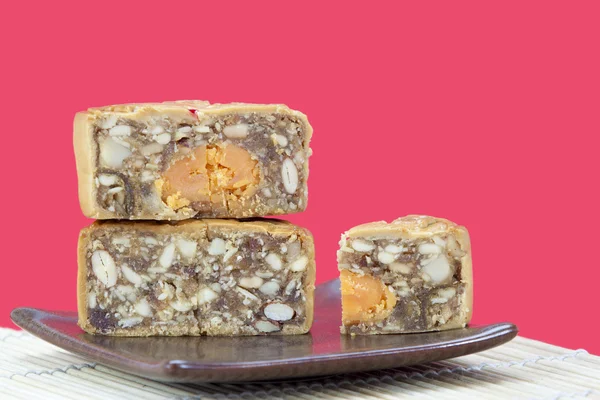 Mooncake slice, binnenkant met eierdooier, noten, amandelen en room — Stockfoto