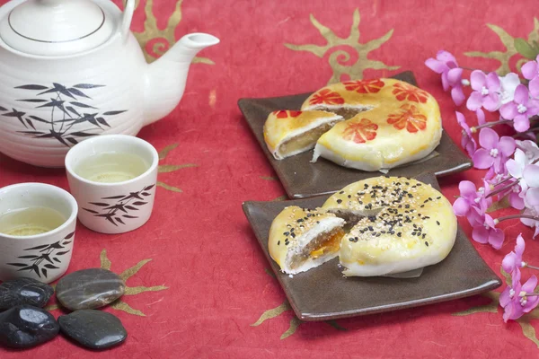 Gâteau de lune avec garniture au sésame et jaune à l'intérieur — Photo