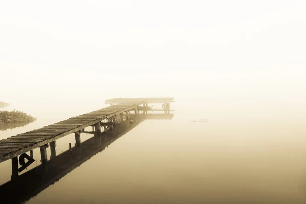 Stary chodnik molo molo nad jeziorem w rano — Zdjęcie stockowe
