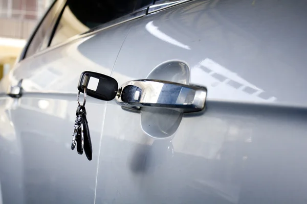 Linker toets op de deur van de auto op de parkeerplaatsen — Stockfoto