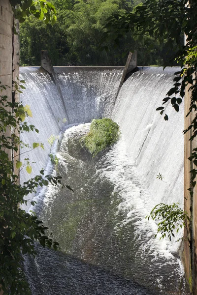 Vatten som rinner från bräddavlopp för dam. — Stockfoto