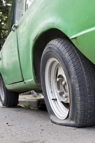 Lekke band van oude auto — Stockfoto